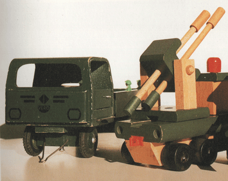Holzmannschaftswagen und Geschütz