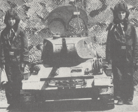 Kinderpanzer mit zwei Kindern in Uniform